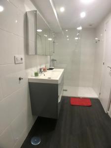 奥莱罗斯Dotombori的白色的浴室设有水槽和淋浴。