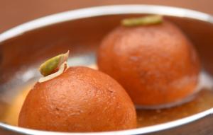 加德满都Kailash Kuti Inn的桌子上碗里放两个橙子