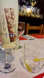 Castello dʼAviano阿格丽图里斯姆农家乐的坐在桌子上喝一杯葡萄酒