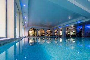 代森扎诺-德尔加达海军上将埃姆雷别墅酒店的一座带游泳池的大楼内的大型游泳池