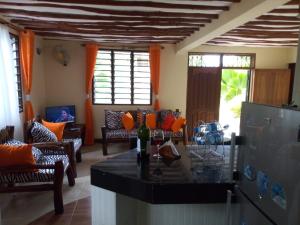 迪亚尼海滩Sea Breeze Villas Kenya的客厅设有带橙色枕头的厨房
