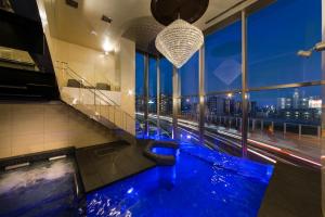 名古屋N Hotel的一座游泳池,位于一座享有城市美景的建筑内