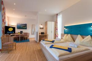 沃尔特湖畔韦尔登湖畔巴里米梅乐公寓式酒店的酒店客房带两张床和一个客厅