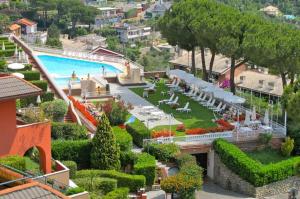 拉帕洛Residence Portofino Est的享有带游泳池的度假村景致