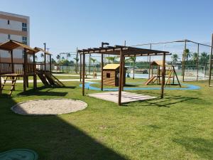 嘎林海斯港Flat Clube Porto Galinhas的一个带秋千的游乐场的公园