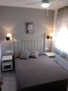 内尔哈Apartamento Rio Marinas Nerja 46的一间卧室配有一张带两个枕头的床