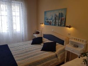 伊兹拉应坡坎珀斯旅馆的一间小卧室,配有床和窗户
