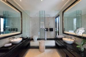 乌鲁瓦图Prasana by Arjani Resorts的一间带两个盥洗盆和淋浴的浴室
