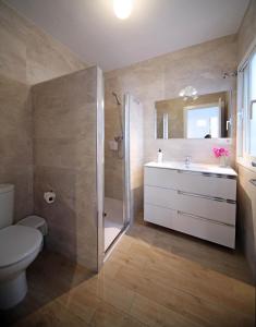 贝纳尔马德纳卡萨罗萨酒店的浴室配有卫生间、盥洗盆和淋浴。