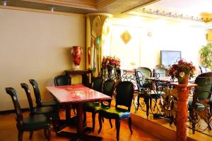 罗东镇东方商务大饭店的一间带桌椅的用餐室