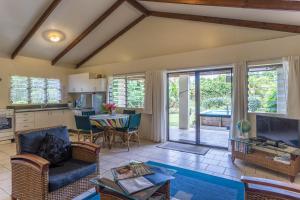 拉罗汤加Mango Cottage的客厅配有沙发和桌子