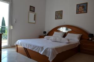 Spacious 1 bedroom apartment 2 km to Pessada beach客房内的一张或多张床位