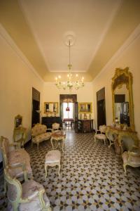 特拉帕尼Villa le Torri B&B的大型客房配有家具和吊灯。