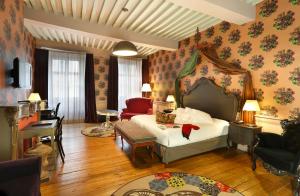 贝桑松巴黎酒店的一间卧室设有一张床和一间客厅。