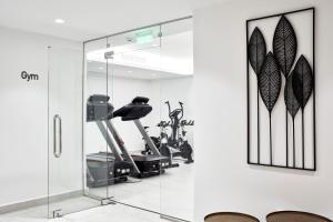 卡马利科斯塔格兰德度假村及水疗中心的一间设有玻璃墙的健身房的房间