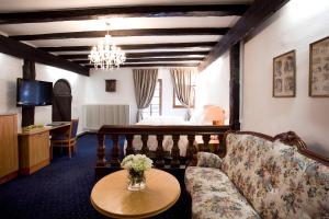 斯图加特特劳贝酒店的客厅配有沙发和桌子