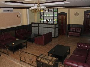 顿河畔罗斯托夫Marton Skazka Hotel的一间带沙发和桌子的餐厅和一间酒吧
