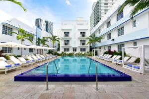 迈阿密海滩佩斯塔纳南滩酒店的一座建筑物中央的游泳池