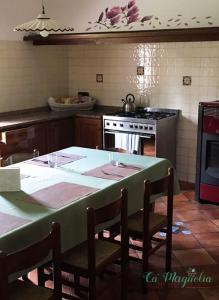 特雷维索Ca'Magnolia的厨房配有桌椅和炉灶。