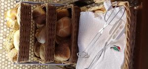 锡格马林根噶尼加戈霍夫酒店的装满各种面包的篮子