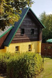 库罗阿尔滕堡Ferienhaus Tooren的黄色的屋顶房子