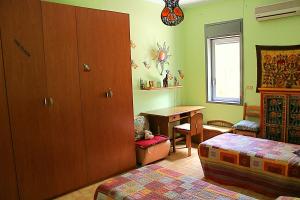 皮亚扎-阿尔梅里纳The Sunset Home的一间卧室配有一张床和一张书桌
