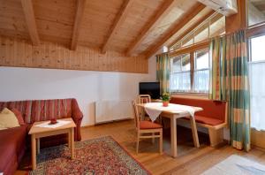 埃尔毛Appartments Antoniushof的客厅配有沙发和桌子