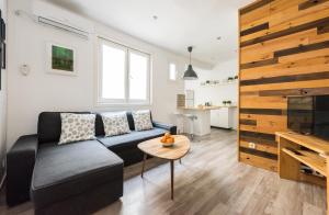 马德里Apartamento en SOL, Madrid Centro的客厅配有沙发和桌子