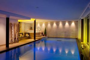 科瓦拉因巴迪亚意大利酒店 的一座带厨房的别墅内的大型游泳池