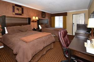圣塔克拉瑞塔圣塔克拉瑞塔汽车旅馆的酒店客房配有两张床和一张书桌