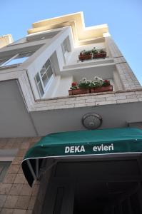 伊兹密尔德卡艾维勒里酒店的带有读取Delaja专家标志的建筑