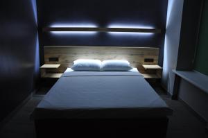 罗夫诺FULL HOUSE capsule hostel的一张床上有两个枕头的房间