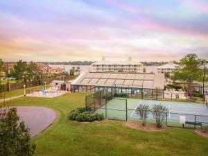 孔洛Holiday Inn Club Vacations Piney Shores Resort at Lake Conroe的享有公园建筑的空中景致