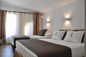 科尔多瓦奥夫布雷庭院酒店的酒店客房设有两张床和窗户。