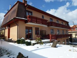 Pilisvörösvár雪绒花旅馆的雪中带阳台的房子
