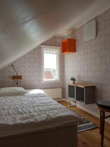 阿灵索斯Mittes Rum的卧室配有白色的床和窗户。