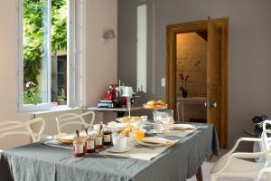朗热La Vie Voyage的一张桌子上放着蓝色桌布和食物