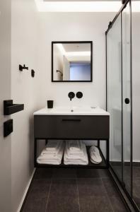 雅典雅典艺术家酒店的一间带水槽和镜子的浴室