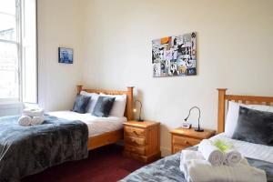 爱丁堡ALTIDO Castle Terrace 3 bedroom Apartment - Old Town的一间卧室设有两张床和窗户。