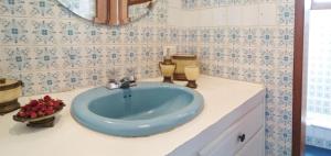 塔巴贝拉切斯特住宿加早餐旅馆的浴室设有蓝色水槽和镜子