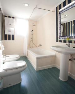 马德里HRC酒店的浴室配有卫生间、浴缸和水槽。