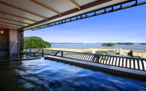 松岛町Hotel Ubudo的享有水景的游泳池