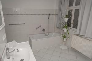 奎德林堡Ecke - der Romanik的带浴缸、水槽和卫生间的浴室