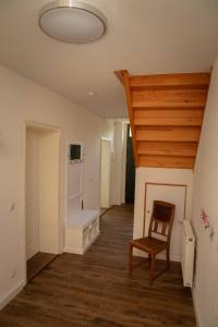 奎德林堡Ecke - der Romanik的走廊上设有椅子,房间铺有木地板