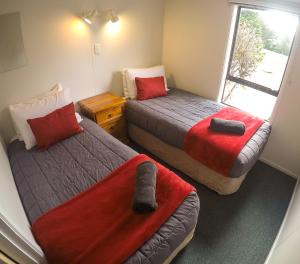 瓦纳卡阿斯帕林山假日公园的小型客房 - 带2张床和窗户