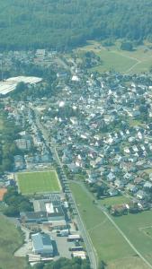 BreitscheidVilla Jani b&b的享有城市的空中景致,拥有房屋和树木