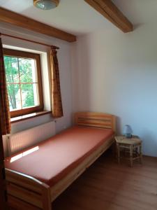 霍尼普拉纳Horní Planá的一间小卧室,配有床和窗户