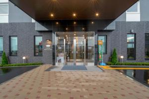 高松高松八岛鲁特酒店的带有旋转门的大楼的大厅