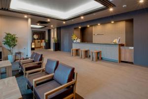 高松高松八岛鲁特酒店的医院里带椅子的等候室和酒吧
