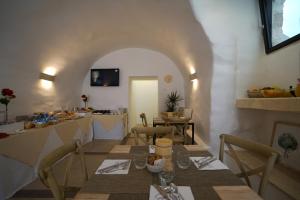 卡洛维诺GH Dimora Sant'Anna-Lofts & Apartments的一间带桌椅的用餐室和一间厨房